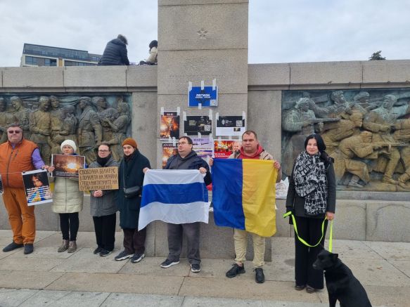 Украинци намерили убежище в Бургас отбелязаха с мирен протест навършването