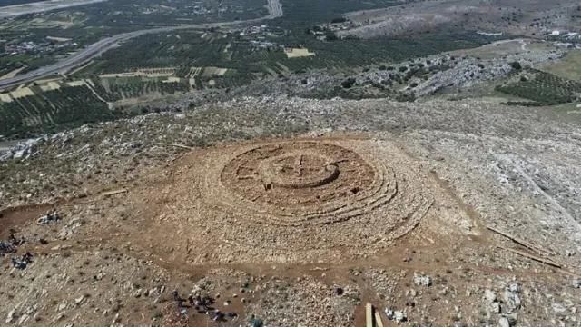 Археолози откриха древен мистичен кръг на хълм на гръцкия остров