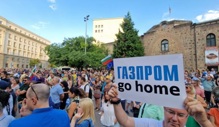 Пред президентството започна протест срещу зависимостта от руските газови доставки.