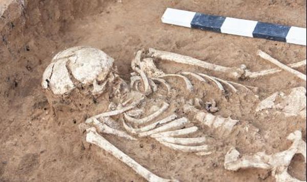 Скелетите на мъж и жена погребани един до друг привличат