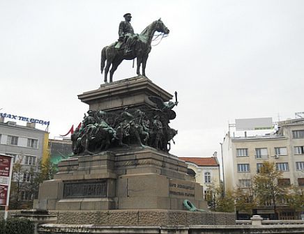Александър ДимовПаметникът на руския император Александър II стои пред българския