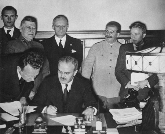 Подписването на позорния Пакт