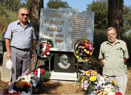 Политическият затворник Алфред Фосколо(вдясно) пред гроба на Нури Адалъ