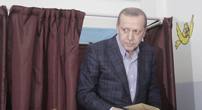 Президентът Реджеп Тайип Ердоган гласува в Ускюдар, Истанбул, на втория