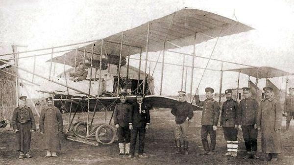 Самолет „Албатрос”, с който поручиците Радул Милков (седнал в аероплана) и Продан Таракчиев извършват първи боен полет над Одрин (lostbulgaria.com)