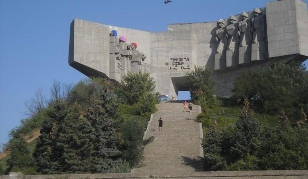 Паметникът на Съветската армия с качулки като руската пънкрок група "Пуси райът" през 2012 г.