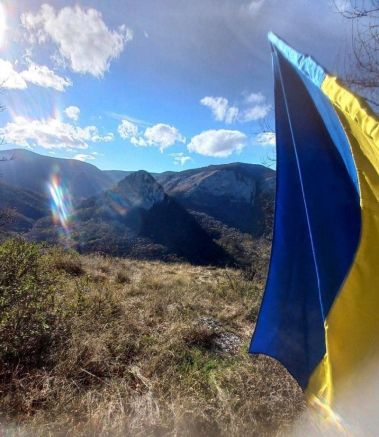 Активисти на съпротивителното движение Жълта лента издигнаха украинското знаме на
