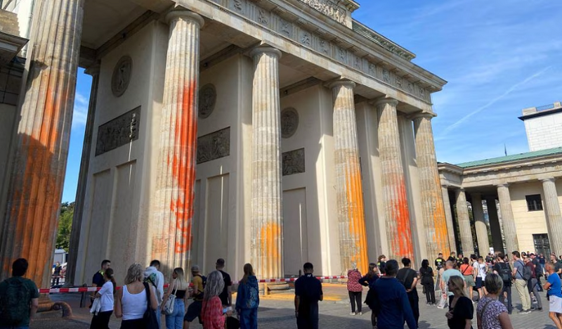 Екоактивисти напръскаха със спрей Бранденбургската врата