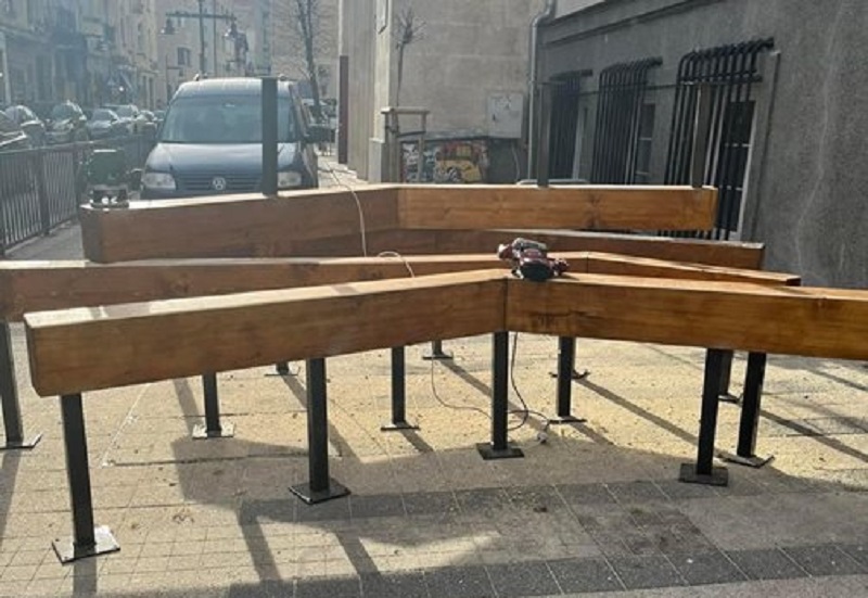 Сковаха пейки от странната инсталация