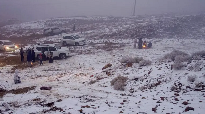 Градушки удариха Кувейт, в Саудитска Арабия се радват на сняг