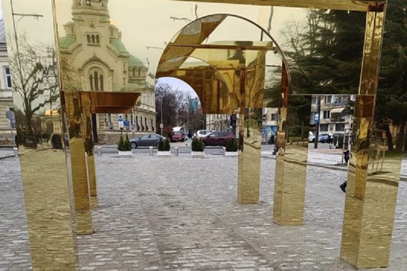 Изчезна килимът от коледната украса в София