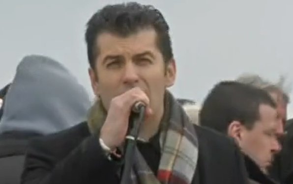 Замерят премиера със снежни топки, призова да се обърнем към българските идеали