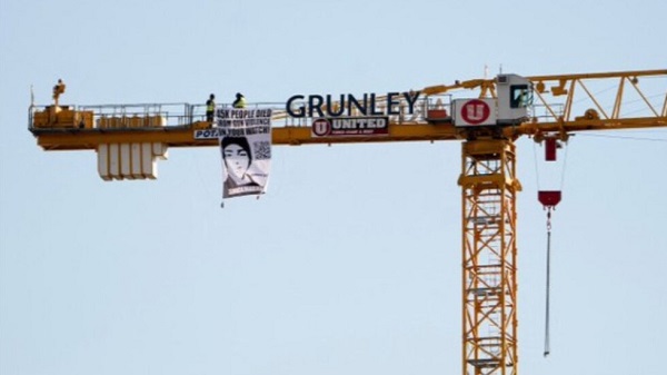 Протест: Баща на застрелян ученик се покатери върху кран край Белия дом