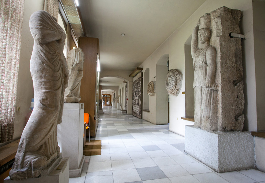 Спасиха от иманярите 700 килограмов римски надгробен паметник от II-III век