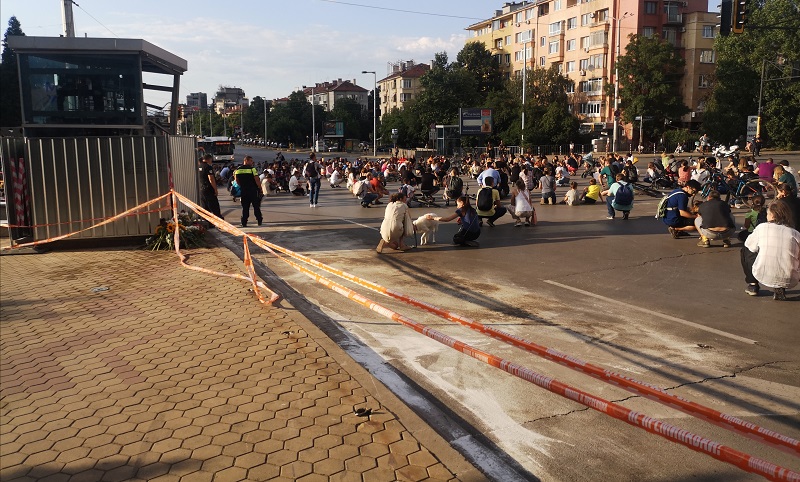 МВР: 3 месеца след трагедията, шофьори продължават да летят по бул. "Черни връх"