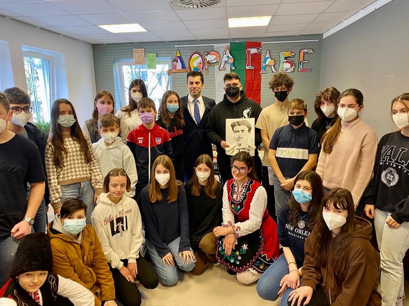 Петков сипе обещания към ученици: Плащаме ви образованието, ако завършите престижен университет и се върнете в България