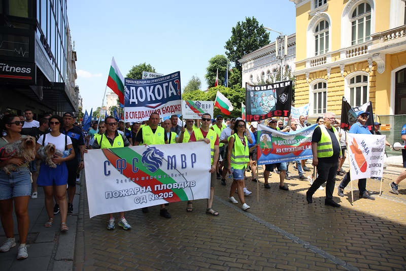 Мащабен протест: Полицаи и пожарникари замеряха Министерството на финансите с жълти стотинки