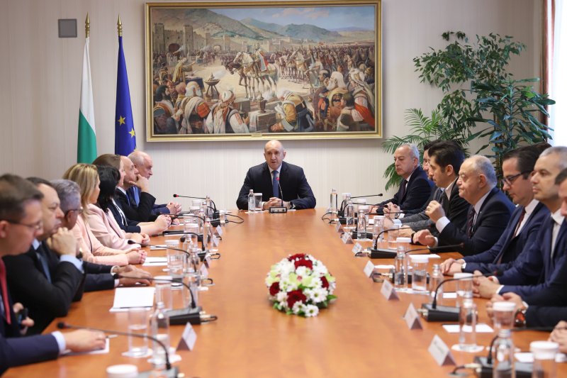 Главчев влезе при президента, обявява състава на служебния кабинет