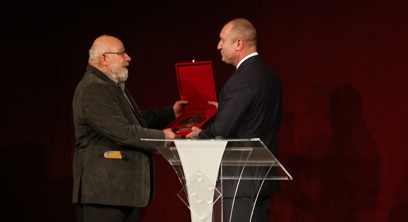 Радев награди сина на другар от ловната дружинка на Живков за "духовен принос към Иван Вазов"