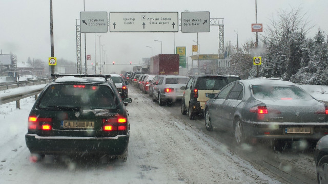 Тежка зимна обстановка в цялата страна