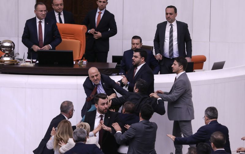 Двама депутати са ранени при сбиването в турския парламент