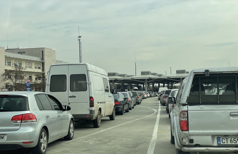 Километрична опашка от автомобили се изви на входа на Турция