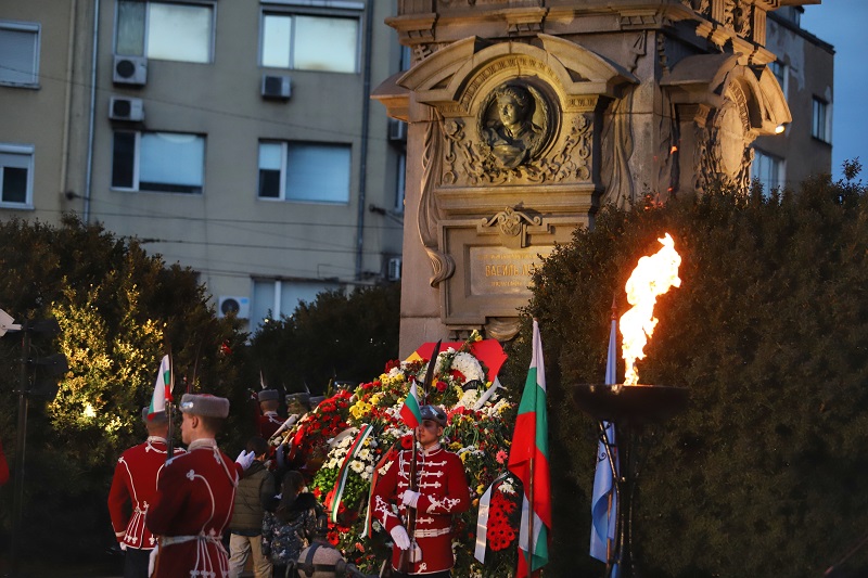 България сведе глава пред подвига на Апостола на свободата