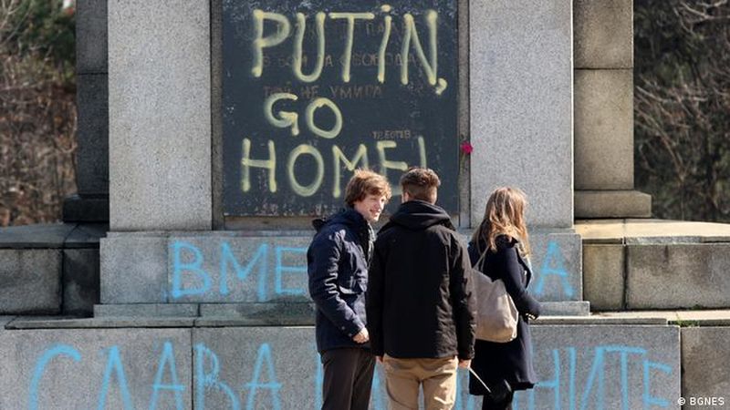 Политико: Войната в Украйна извади на бял свят трайното влияние на Кремъл в България