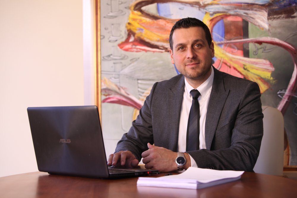 Кметът на Елин Пелин, който гони мигранти: Забраних Хелоуин, вампирите не може да побеждават будителите