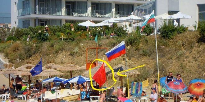 Скандално – до руското знаме на плажа в Свети Влас развяха и съветското