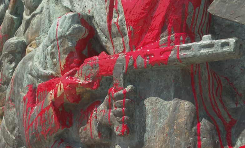 Войниците от паметника на Альошата в Бургас отново са с кървави ръце – символична акция с червена боя