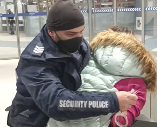 Зрелищен арест в столичното метро - полицаи сложиха белезници на жена без маска (видео)