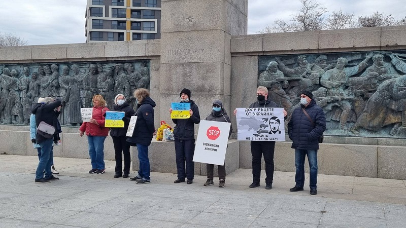 Руснаци и украинци протестираха в Бургас срещу Путин