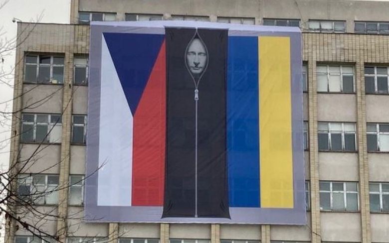 Юлиана Методиева: Чешкото МВР сложи на фасадата си Путин в черен чувал, у нас му помахват другарски