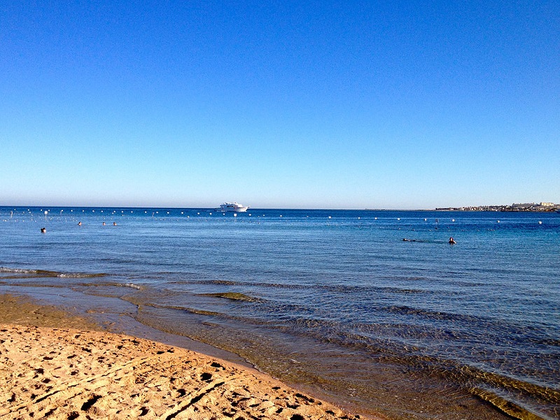 Корабоплавателни компании преустановяват маршрутите си в Червено море