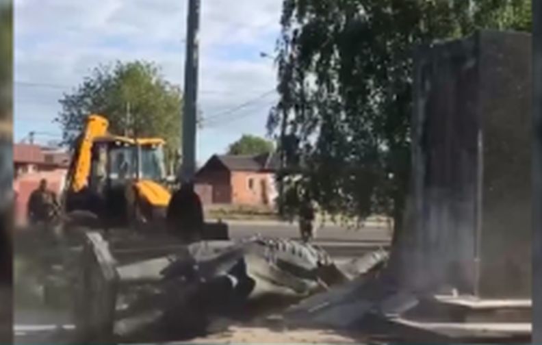 В Харков събориха паметник на Александър Невски (видео)