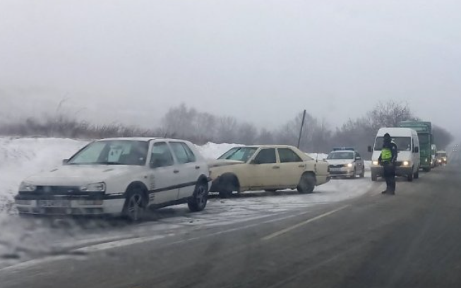 Буря в Подбалкана - джип се преобърна, ураганният вятър събори три улични стълба
