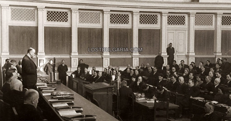 Долу лакеите от О. Ф.