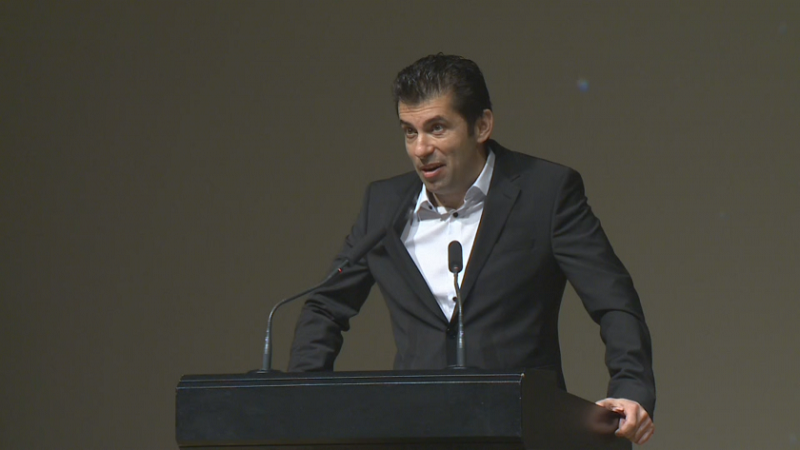 Вместо официална реч, Кирил Петков изнесе житейски уроци пред абсолвентите по медицина