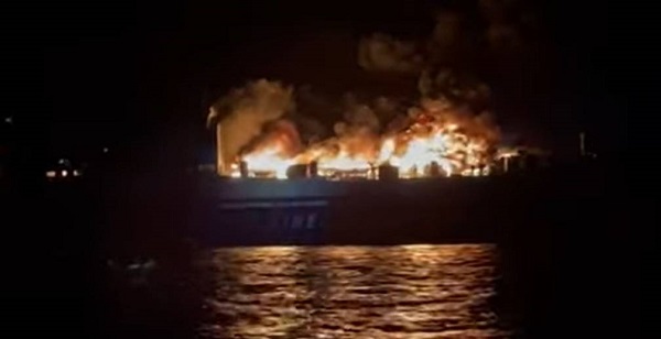 Ферибот със 100 българи се запали в открито море