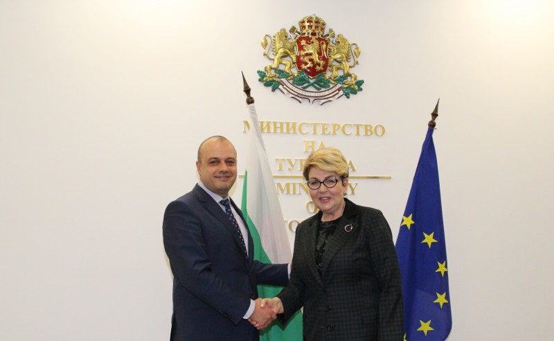 Докато Русия се готви за война, министър Проданов се среща с Митрофанова и уговаря "туристпотока"