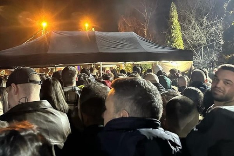 Хиляди в София посрещнаха Нова година на опашки