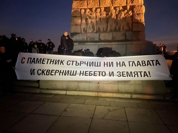Пред паметника на окупатора Альоша пловдивчани почетоха жертвите на комунизма(видео)