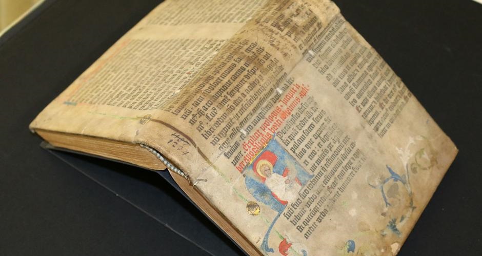 Как приближен на Путин се сдоби с фрагмент от Библията на Гутенберг?