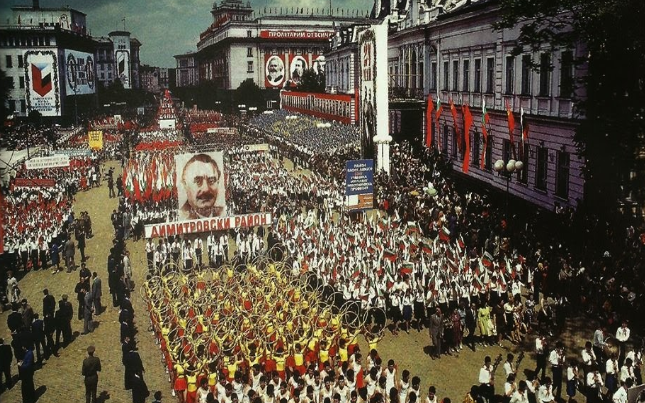 Българите с носталгия към миналото: Само 35% вярват, че живеят по-добре от родителите си