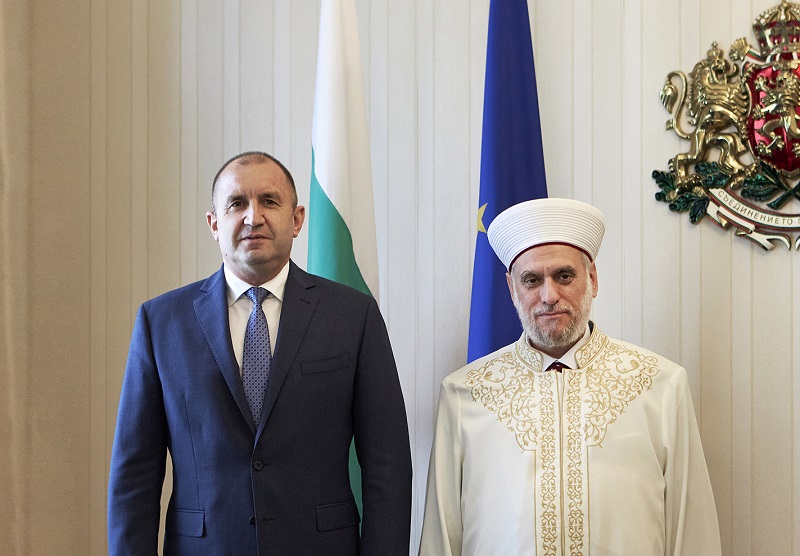 Радев с нов сценарий, атакува кабинета през мюфтиите