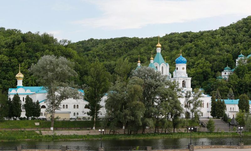 Армията на Путин бомбардира историческата Светогорска лавра, има ранени