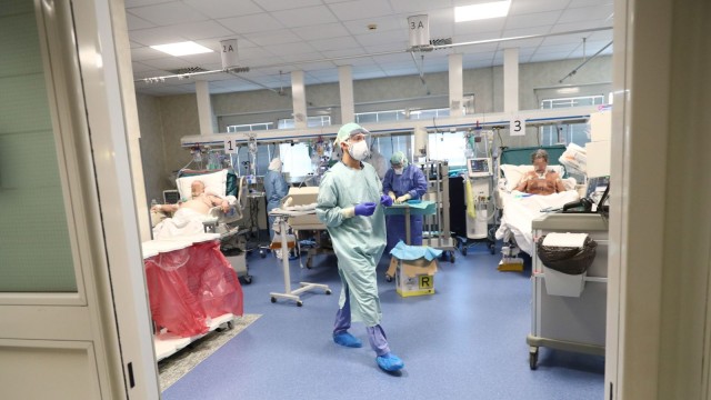 Сърбите в шах: Мият с ракия болниците срещу коронавирус