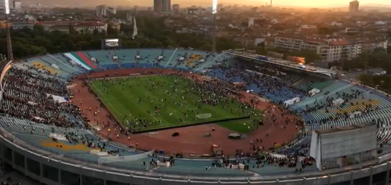 Стилиян Петров събра световни звезди, стотици деца и фенове "атакуваха" играчите за снимки на терена