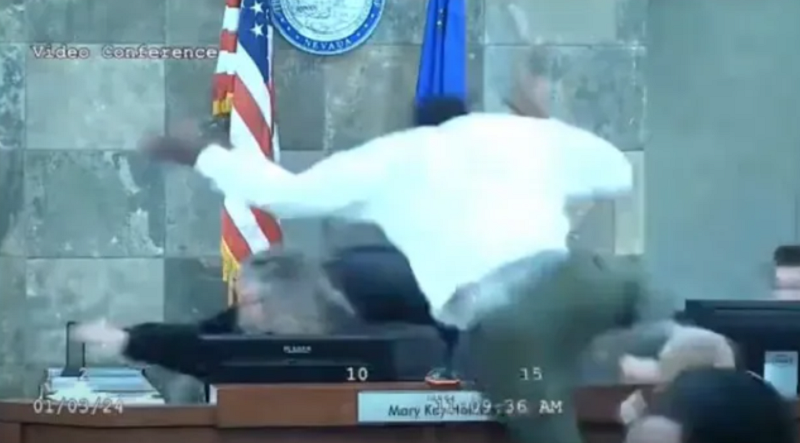 Мъж скочи върху съдия в съдебната зала, отказал му пробация (видео)